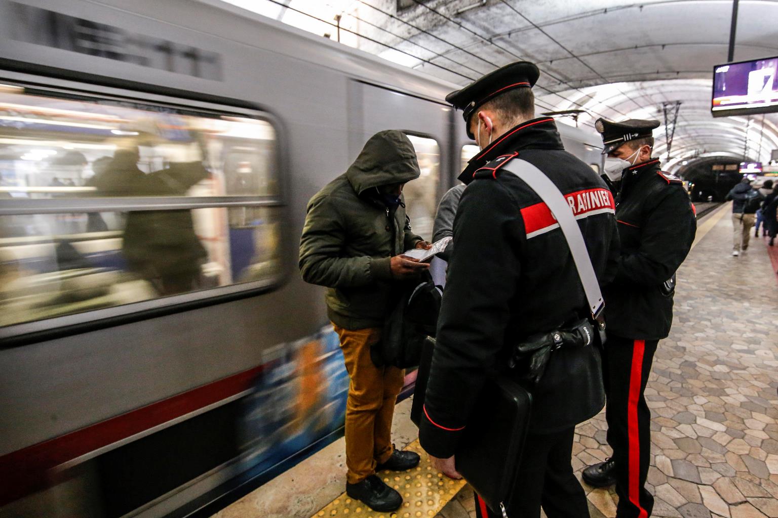 Arrivano i carabinieri ma non ha il Green Pass: uomo rimane chiuso nel bagno del treno