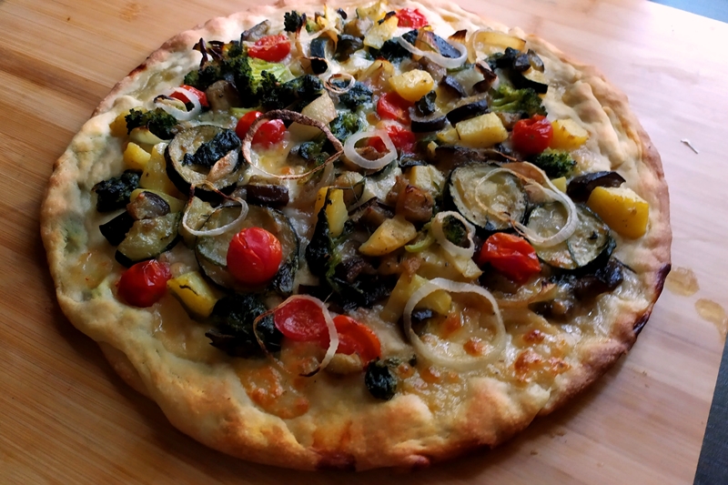 pizza-vegetariana-con-verdure-miste:-colorata,-buona-e-sana,-da-gustare-per-la-cena-della-domenica