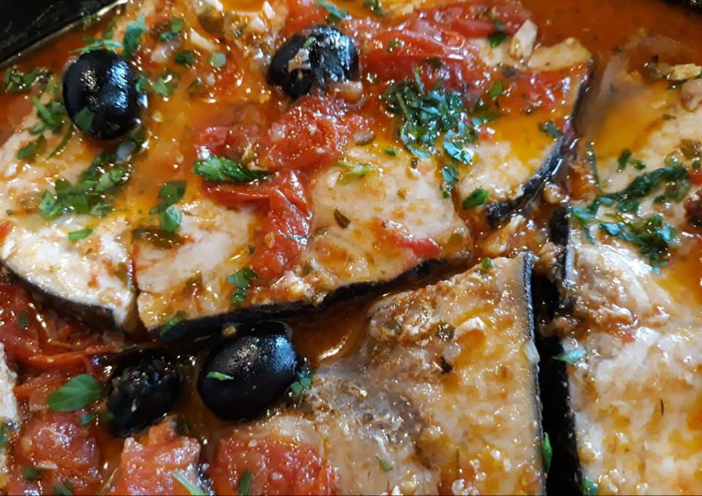 pesce-spada-alla-ghiotta,-la-ricetta-tradizionale-siciliana-facilissima:-il-segreto-della-nonna-catanese-per-farlo-tenero-e-succoso