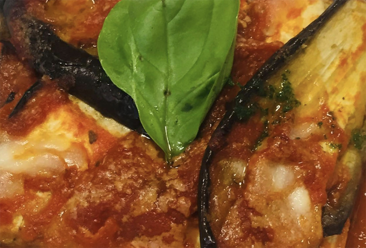 la-parmigiana-di-melanzane-alla-siciliana-di-locatelli,-la-versione-tradizionale:-“la-rendo-piu-gustosa-il-mio-sugo”
