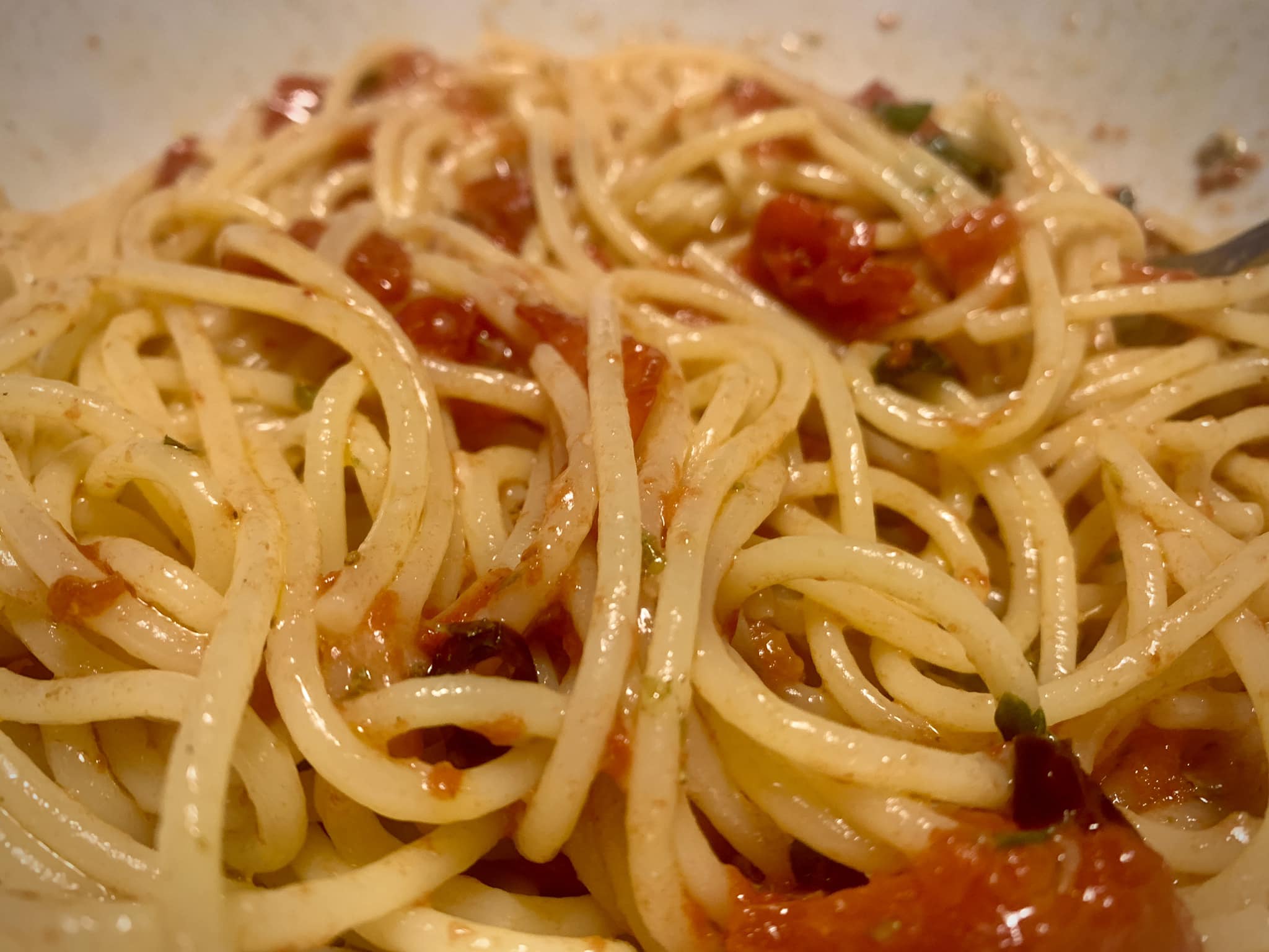 spaghetti-alla-checca-sul-rogo,-la-ricetta-di-ugo-tognazzi:-si-preparano-a-crudo-in-10-minuti-con-il-segreto-della-tradizione-romana