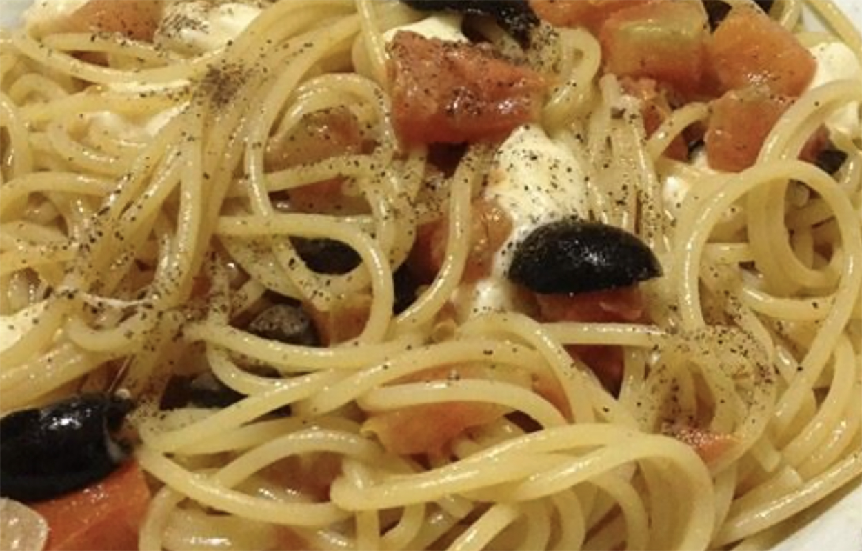 spaghetti-al-pugnochiuso,-si-preparano-con-gli-ingredienti-che-avete-in-casa-e-bastano-pochissimi-minuti