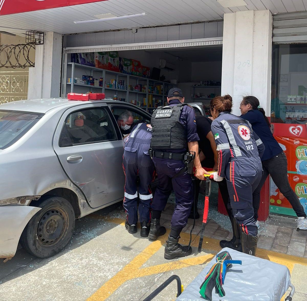 Carro invade farmácia na Grande Natal após acidente de trânsito - City Roma  News