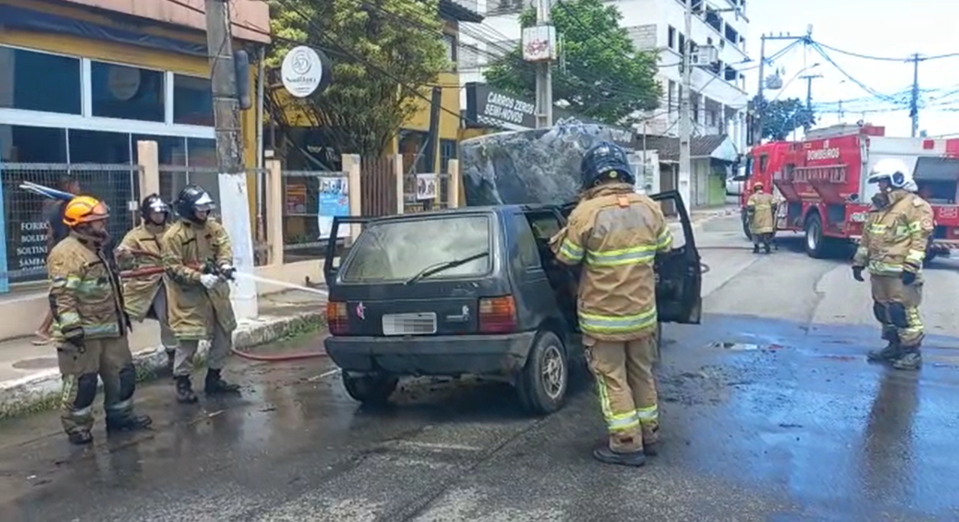carro-pega-fogo-em-avenida-de-macae;-motorista,-esposa-e-filho-escapam-ilesos